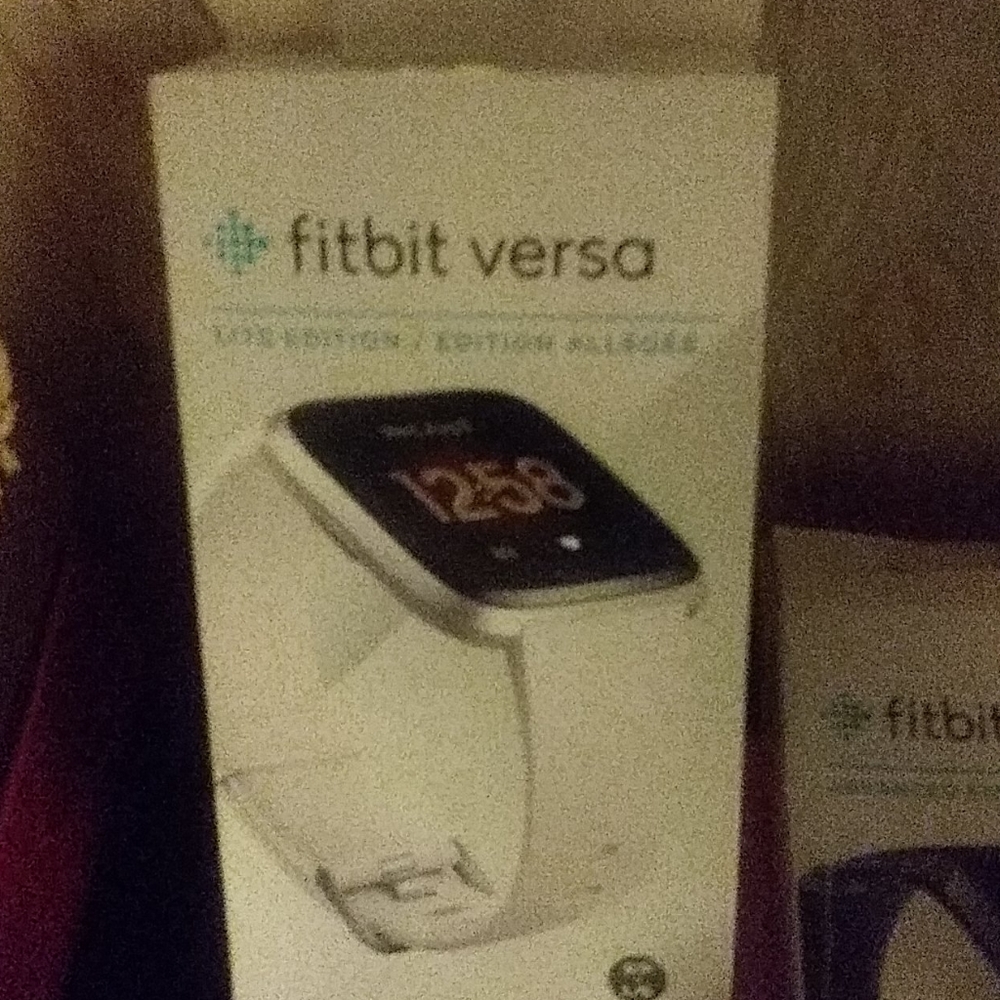 Fit bit versa fit bit charge